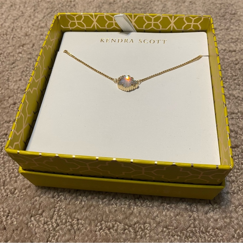 New in Box {Kendra Scott} Boxed Mini Elisa Gold-Tone Pendant Necklace - Picture 3 of 14